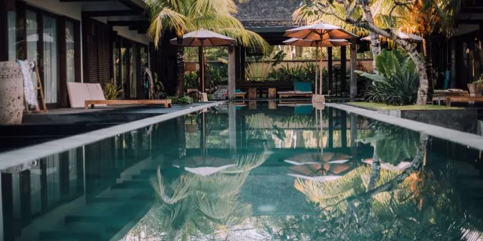 محوطه یک ویلا لوکس استخردار