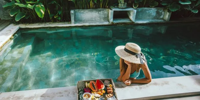 استخر خانم در لب استخر با سینی میوه