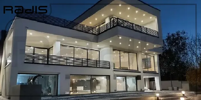 تصویر ویلای مدرن در شب با نور پردازی عالی