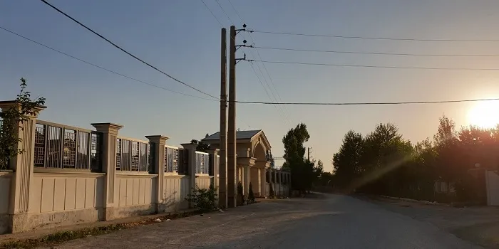 تصویری از دیوار یک خانه ویلایی با تیر چراغ برق