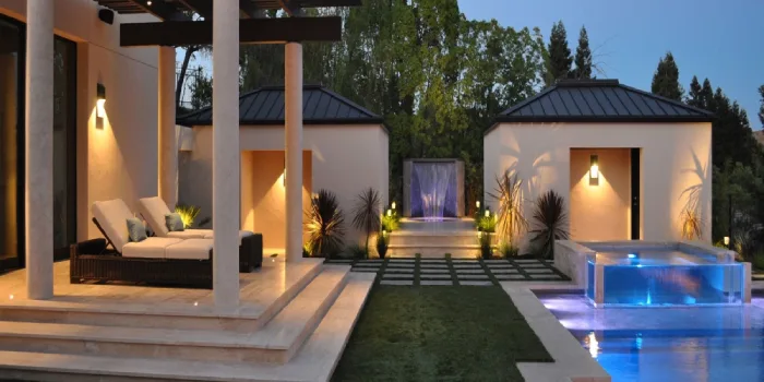 محوطه سازی ویلای با نور پردازی