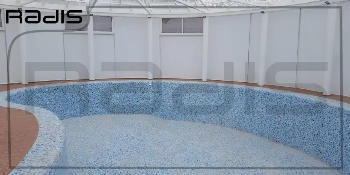 استخر سرپوشیده با کاشی آبی