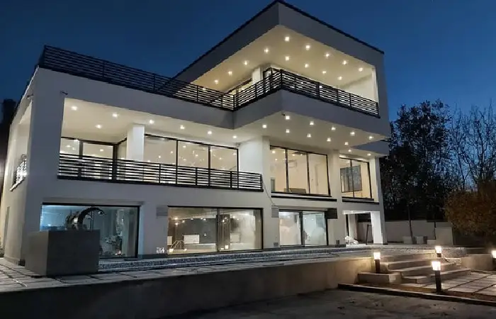 جدیدترین طرح ویلای مدرن نمای سفید با محوطه سازی شیک به همراه نور پردازی