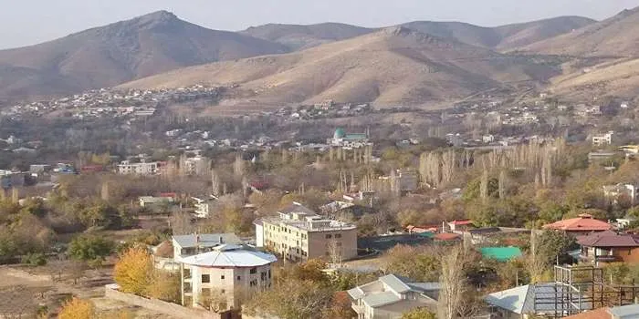 قیمت زمین در دماوند چقدر است؟ _ تصویری از شهر دماوند و ویلاهای زیبا در میان درختان