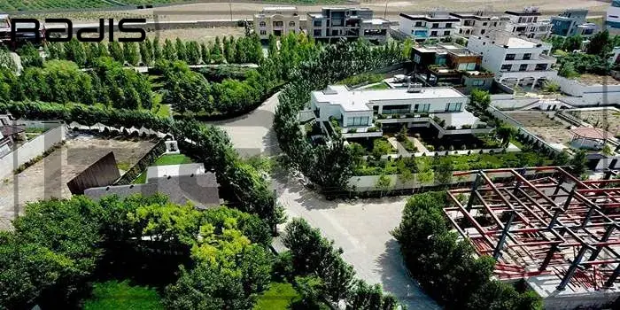 تصویر ویلای زیبای سفید رنگ در شهرک هشت بهشت